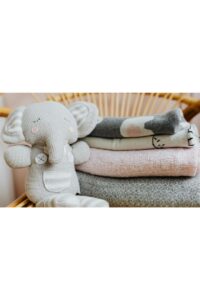 Kocyki i pluszak w kształcie słonia; pokój dziecka.