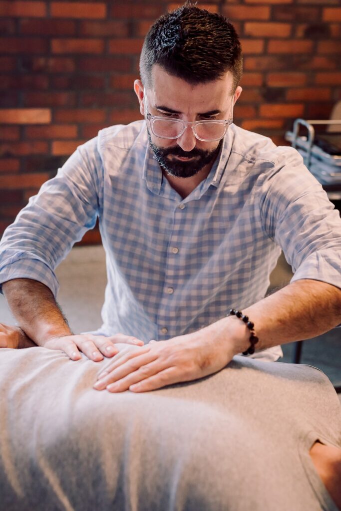 Dr Sławomir Adamowicz – kompleksowa terapia bólu kręgosłupa Nysa