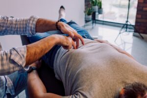 Ból biodra przyczyny. Dr Adamowicz Nysa osteopatia fizjoterapia